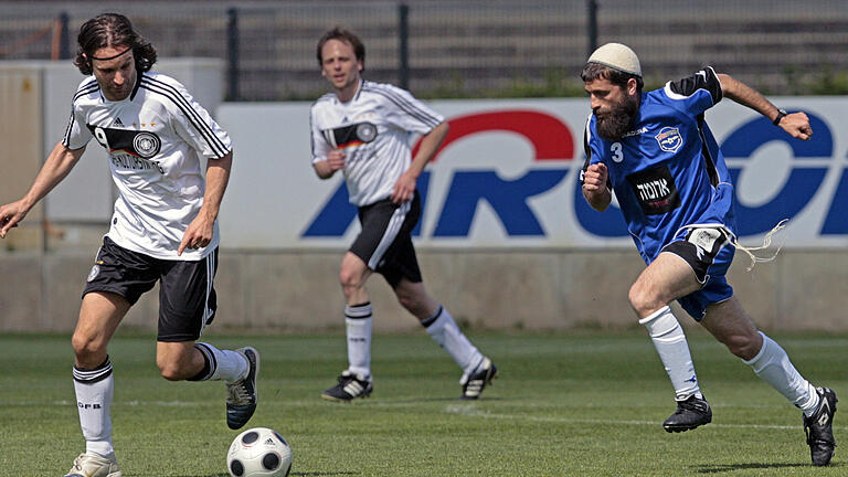 Autoren-Nationalmanschaften am Ball.jpeg       -  Kickende Literaten: Der israelische Spieler Nachum Pachenik (rechts) verfolgt den Deutschen Moritz Rinke im Kampf um den Ball bei einem Spiel 2008 auf dem Olympiagelände in Berlin.