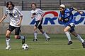 Autoren-Nationalmanschaften am Ball.jpeg       -  Kickende Literaten: Der israelische Spieler Nachum Pachenik (rechts) verfolgt den Deutschen Moritz Rinke im Kampf um den Ball bei einem Spiel 2008 auf dem Olympiagelände in Berlin.