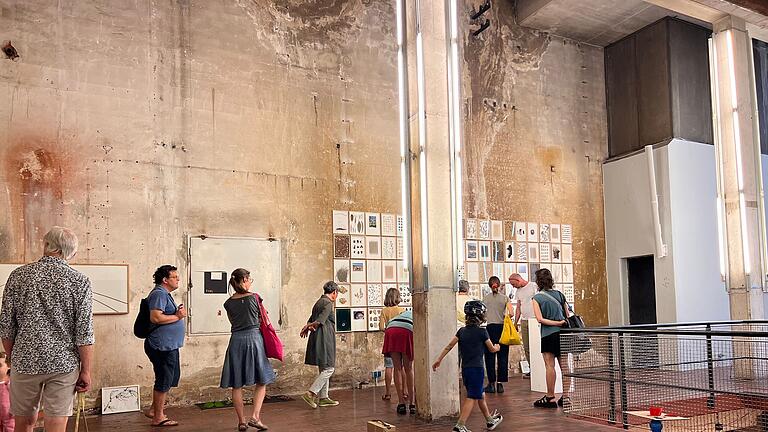 Die Ausstellung des Kunstvereins Bamberg 'umarmt von der welt' mit Werken von Herman de Vries geht an diesem Wochenende zu Ende.