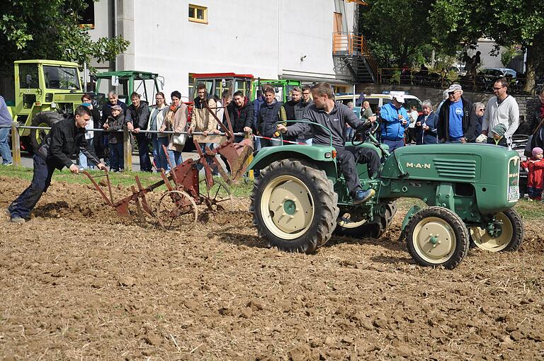 Verschiedene Vorführungen gaben einen Einblick in landwirtschaftliche Tätigkeiten. Die Feldbearbeitung stand dabei im Mittelpunkt. Verschiedene Vorführungen gaben einen Einblick in landwirtschaftliche Tätigkeiten. Die Feldbearbeitung stand dabei im Mittelpunkt.