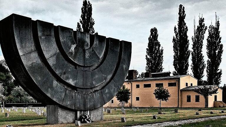 Die Menora erinnert daran, dass zahlreiche Juden in Massengräbern am einstigen Krematorium beerdigt sind. Darunter auch Lina Heidelberger, für die Bub einen Stein auf die Menora legte.Fotos (4): Klaus Bub Die Menora erinnert daran, dass zahlreiche Juden in Massengräbern am einstigen Krematorium beerdigt sind. Darunter auch Lina Heidelberger, für die Bub einen Stein auf die Menora legte.Fotos (4): Klaus Bub