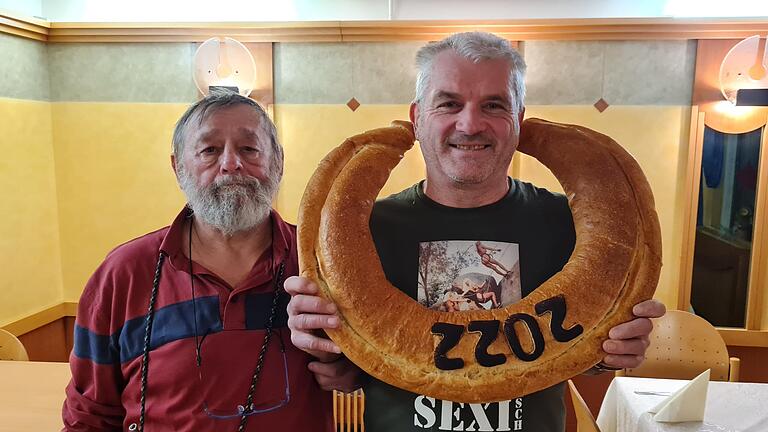 Das Foto zeigt Rainer Horn (links) mit Brezelkönig Bernd Ott.