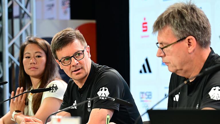 Paris 2024 - Abschluss-PK der deutschen Mannschaft       -  Gemischte Bilanz: Olaf Tabor und Thomas Weikert (r) sprechen im Deutschen Haus.