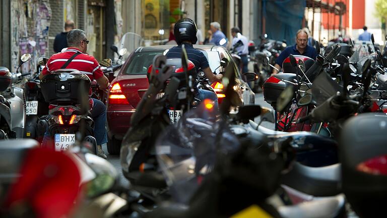 Griechenland - Athen - Jeder fünfte Motorradfahrer in Griechenland ist ohne Helm unterwegs. (Foto-Archiv) Griechenland - Athen - Jeder fünfte Motorradfahrer in Griechenland ist ohne Helm unterwegs. (Foto-Archiv)
