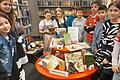 Kinder der fünften Klasse schmökern bei der Ausstellung zum Tag der Muttersprache in der Bibliothek des Schulzentrums Nägelsee in fremdsprachigen Büchern.