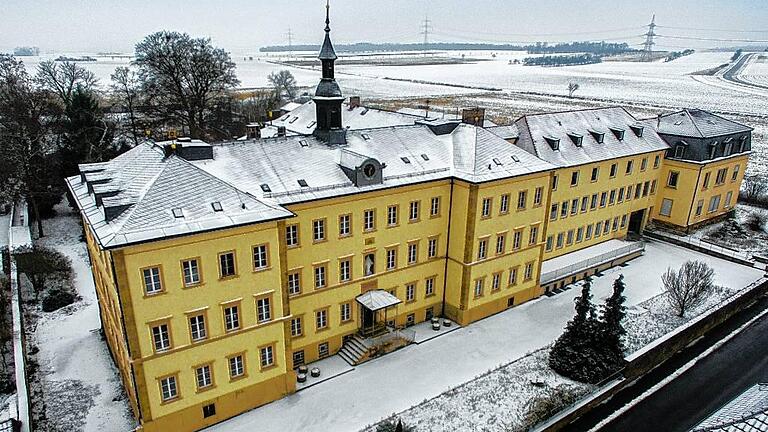 Das Lülsfelder Kloster ist verkauft - Bereits zum Jahreswechsel gab es Gerüchte, dass das Kloster in Lülsfeld verkauft worden sei. Dies konnte Bürgermeister Wolfgang Anger nun bestätigen. Die Generaloberin der Schwestern des Erlösers, Monika Edinger, hatte ihn im Rahmen eines Besuchs informiert. Der Orden hatte das Kloster im Februar 2015 geschlossen. Schon danach sollte das Gebäude verkauft werden. Dann wurde das Haus aber zunächst für minderjährige Flüchtlinge genutzt, die ohne Eltern nach Deutschland gekommen waren. Die Einrichtung wurde aber nach nur zehn Monaten wieder geschlossen. Nun sollen in absehbarer Zeit 15 Personen im inzwischen verkauften Klostergebäude einziehen. Diese hätten zusammen den Verein „Gemeinschaft(s)formen“ gegründet. Dabei handele es sich um einen gemeinnützigen Verein, der das Zusammenleben mit den Mitmenschen liebevoller und damit wertvoller gestalten wolle. Die Neubürger wiesen darauf hin, dass sie die Gemeinschaft mit der Lülsfelder Bevölkerung suchen und ihre Ideale vorleben möchten. Der Bürgermeister ruft dazu auf, die Neubürger ebenso freundlich aufzunehmen, wie dies vorher mit den minderjährigen Flüchtlingen der Fall war. Er sehe hier die Chance sich in der Innenentwicklung der Gemeinde zu verbessern. Darüber hinaus sei es aber auch eine gute Möglichkeit sich in der Außenwirkung neu zu positionieren. Foto: Matthias Wiener Das Lülsfelder Kloster ist verkauft - Bereits zum Jahreswechsel gab es Gerüchte, dass das Kloster in Lülsfeld verkauft worden sei. Dies konnte Bürgermeister Wolfgang Anger nun bestätigen. Die Generaloberin der Schwestern des Erlösers, Monika Edinger, hatte ihn im Rahmen eines Besuchs informiert. Der Orden hatte das Kloster im Februar 2015 geschlossen. Schon danach sollte das Gebäude verkauft werden. Dann wurde das Haus aber zunächst für minderjährige Flüchtlinge genutzt, die ohne Eltern nach Deutschland gekommen waren. Die Einrichtung wurde aber nach nur zehn Monaten wieder geschlossen. Nun sollen in absehbarer Zeit 15 Personen im inzwischen verkauften Klostergebäude einziehen. Diese hätten zusammen den Verein „Gemeinschaft(s)formen“ gegründet. Dabei handele es sich um einen gemeinnützigen Verein, der das Zusammenleben mit den Mitmenschen liebevoller und damit wertvoller gestalten wolle. Die Neubürger wiesen darauf hin, dass sie die Gemeinschaft mit der Lülsfelder Bevölkerung suchen und ihre Ideale vorleben möchten. Der Bürgermeister ruft dazu auf, die Neubürger ebenso freundlich aufzunehmen, wie dies vorher mit den minderjährigen Flüchtlingen der Fall war. Er sehe hier die Chance sich in der Innenentwicklung der Gemeinde zu verbessern. Darüber hinaus sei es aber auch eine gute Möglichkeit sich in der Außenwirkung neu zu positionieren. Foto: Matthias Wiener