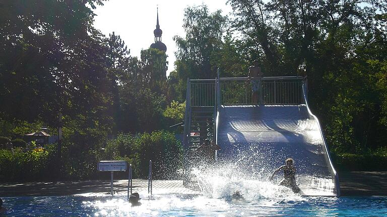 Das Mellrichstädter Freibad ist bei der derzeitigen Hitze ein Besuchermagnet. Mit einer Sanierung soll es für die nächsten Jahrzehnte fit gemacht werden. Dazu fließen Millionen vom Bund.&nbsp;