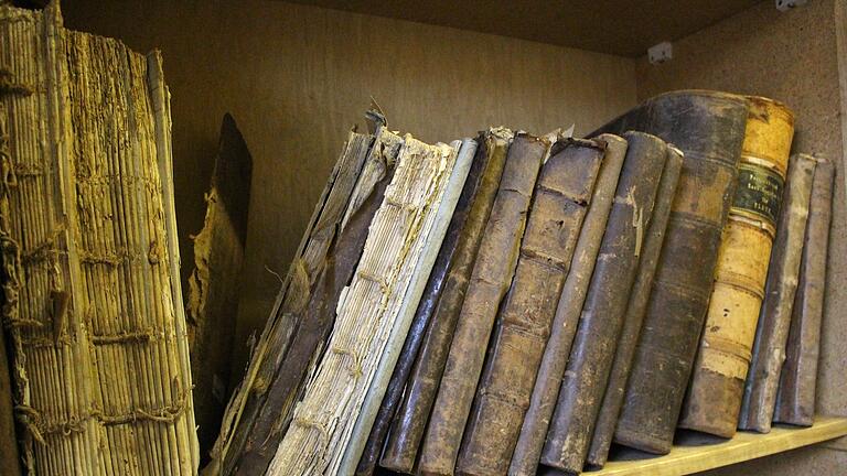 Uralte Bücher im Archiv der Gemeinde Geroda. - Uralte Bücher im Archiv der Gemeinde Geroda. Uralte Bücher im Archiv der Gemeinde Geroda. - Uralte Bücher im Archiv der Gemeinde Geroda.