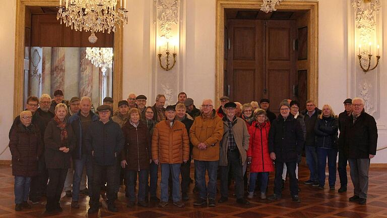 Die Besuchergruppe der EVG-Senioren (Eisenbahn- und Verkehrsgewerkschaft) im Ortsverband Mainfranken im Kaisersaal der Würzburger Residenz Die Besuchergruppe der EVG-Senioren (Eisenbahn- und Verkehrsgewerkschaft) im Ortsverband Mainfranken im Kaisersaal der Würzburger Residenz