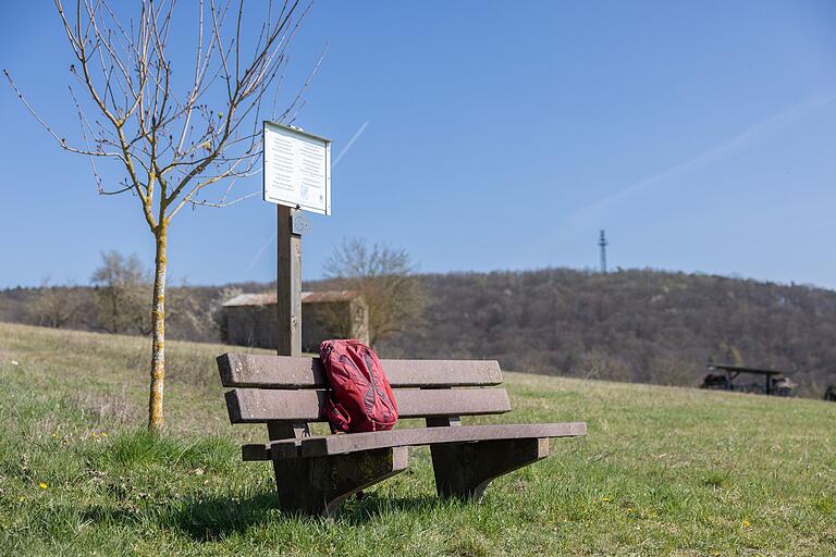 Bänke laden unterwegs zur Rast. Manche auch direkt an den literarischen Stationen. Bänke laden unterwegs zur Rast. Manche auch direkt an den literarischen Stationen.