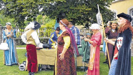 Historische Gewänder präsentierten verschiedene Gruppen (im Bild: der Burgenverein Altenstein) beim historischen Markt in der Schlossanlage.