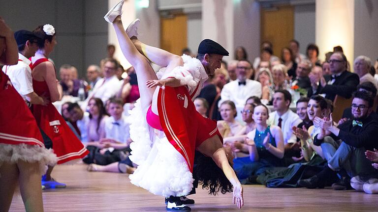 Mit einer Boogie-Woogie-Show begeisterten die Flying Petticoats aus Fulda beim Tanzball auf der Maininsel.