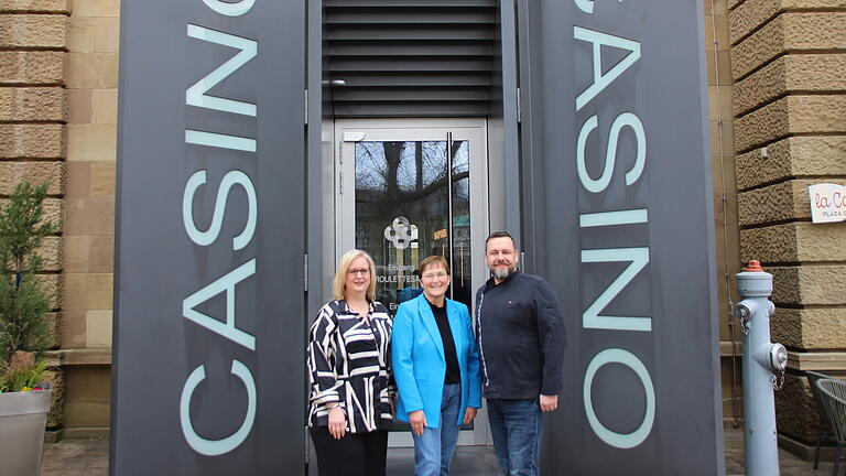 Nadine Dittmeier (links) und Markus Wittenberg übernehmen ab August das Spielbankrestaurant. Spielbankdirektorin Marina Klein freut sich, dass es keinen Leerstand gibt. - Nadine Dittmeier (links) und Markus Wittenberg übernehmen ab August das Spielbankrestaurant. Spielbankdirektorin Marina Klein freut sich, dass es keinen Leerstand gibt. Nadine Dittmeier (links) und Markus Wittenberg übernehmen ab August das Spielbankrestaurant. Spielbankdirektorin Marina Klein freut sich, dass es keinen Leerstand gibt. - Nadine Dittmeier (links) und Markus Wittenberg übernehmen ab August das Spielbankrestaurant. Spielbankdirektorin Marina Klein freut sich, dass es keinen Leerstand gibt.