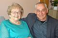Bürgermeister Horst Reuther gratuliert der fröhlichen Jubilarin Berta Kurpierz zu ihrem 90. Geburtstag