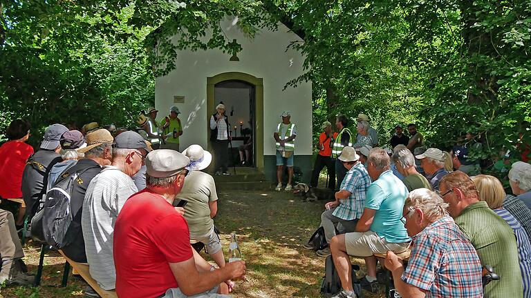 Die 92-jährige Rosl Steinheuer erklärte an der Faustenbacher Kapelle deren Entstehungsgeschichte und Besonderheiten.