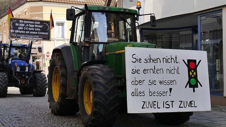 In Bad Brückenau fand eine Demo mit 200 Teilnehmern statt       -  In Bad Brückenau fand eine Demo mit 200 Teilnehmern statt. Aus diesem Anlass rollten auch Traktoren durch die Ludwigstraße.