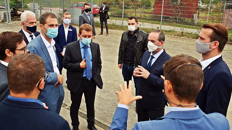 Vor der Fachtagung stelle Werkleiter Norbert Zösch (Vierter von links) Wirtschaftsmininster Hubert Aiwanger (Dritter von rechts) die Power-to-Gas-Anlage des Haßfurter Stadtwerks vor. Vor der Fachtagung stelle Werkleiter Norbert Zösch (Vierter von links) Wirtschaftsmininster Hubert Aiwanger (Dritter von rechts) die Power-to-Gas-Anlage des Haßfurter Stadtwerks vor.