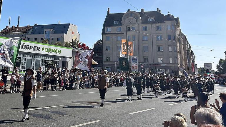 Fanfaren- und Spielmannszug Hofheim beim Erntedankfestzug Fürth 2023.