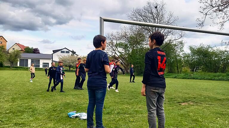 Die Kinder genießen den großen Fußballplatz in der Natur im Schullandheim in Eichelsdorf.