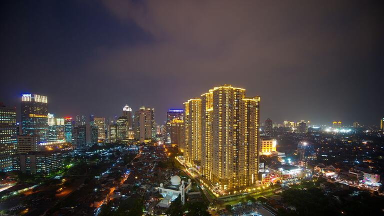 Stadtansicht Jakarta       -  Die Mega-Metropole Jakarta geht langsam unter. (Archivbild)
