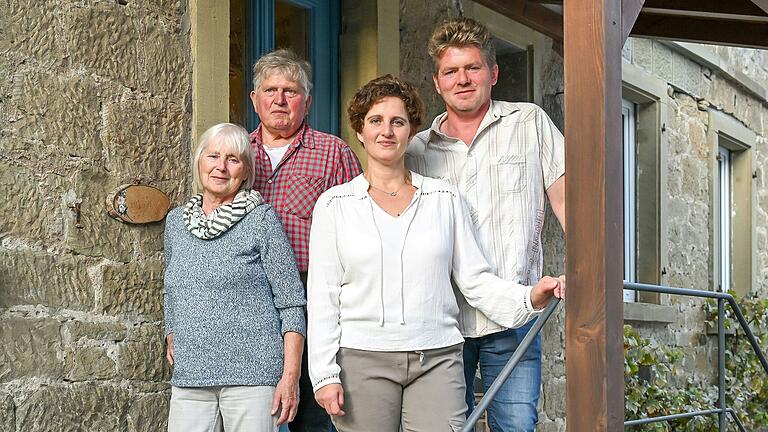 Ein Gemeinschaftswerk der Familie Geuder ist die Sanierung des fränkischen Dreiseithofs mitten in Garstadt: (von links) Irmgard und Martin Geuder sowie Christine und Christian Geuder,.