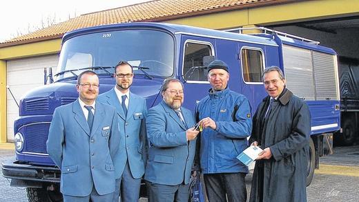 Blaues Wunder: Nach schwierigen Verhandlungen konnte Burkard Freitag (Zweiter von rechts) ein gebrauchtes Fahrzeug vom THW Ochsenfurt für sein Trinkwasserprojekt in der Massai-Steppe erhalten. Schlüssel und Papiere überreichte ihm Geschäftsführer Rainer Stein (Mitte). Über das Gelingen freuten sich auch (von links) der THW-Ortsbeauftragte Heinrich Mündlein, sein Stellvertreter Christian Englert und (ganz rechts) MdB Paul Lehrieder, der die notwendigen Kontakte zum Bundesinnenministerium geknüpft hatte.