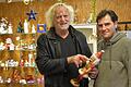 Stammkunde Klaus Mangold stöbert mit Brauchbar-Geschäftsführer Thomas Johannes im kürzlich eröffneten Weihnachtsmarkt des Grombühler Sozialkaufhauses.