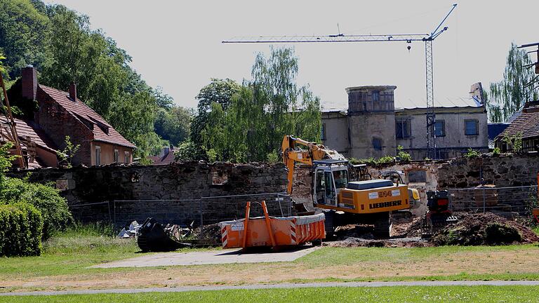 Vorerst werden am Schloss von Ebelsbach die eingestürzten Dächer zur Festwiese hin beseitigt und eine provisorische Zufahrt geschaffen, um weitere Arbeiten ausführen zu können.