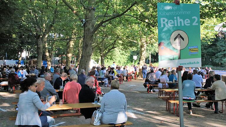 Mit großen Schildern erleichterten die Veranstalter den Besuchern des Kabarett-Sommers das ungewohnte Zurechtfinden aus dem Festgelände.