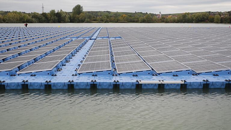 4000 schwimmende Module sind auf einem Dettelbacher Baggersee zu einem Solarkraftwerk verschraubt.