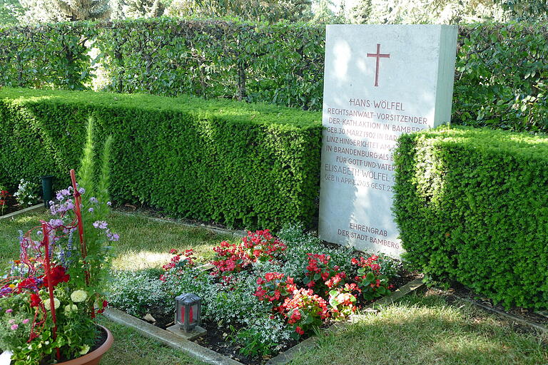 Das Ehrengrab von Hans Wölfel auf dem Hauptfriedhof.