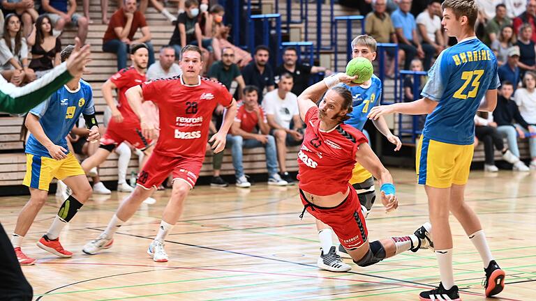 Mit Wucht: Der Lohrer Franziskus Gerr (am Ball) hat sich gegen die ukrainische Deckung durchgesetzt, der Neuzugang vom HSC Bad Neustadt war mit sechs Treffern erfolgreichster Werfer seines Teams.