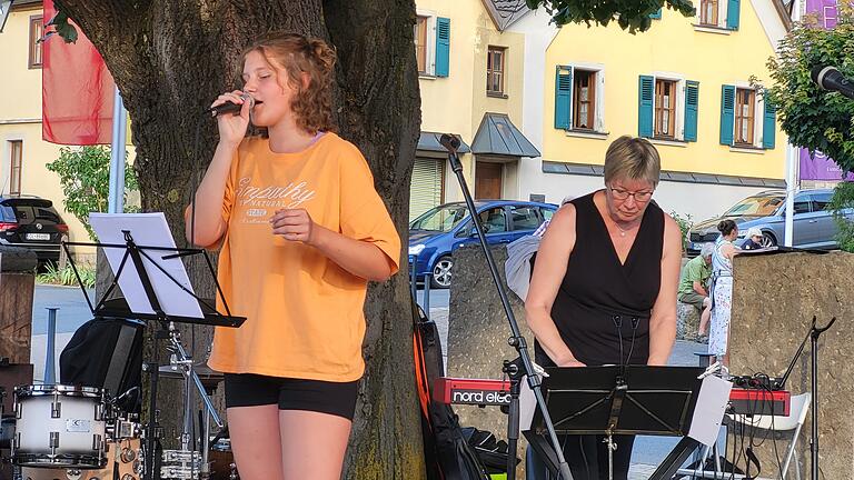 Jung und einfühlsam: Selina Reith sang sich mit ihren Musicals in die Herzen der Gäste. Begleitet wurde sie am ePiano von Ingeborg Purucker.