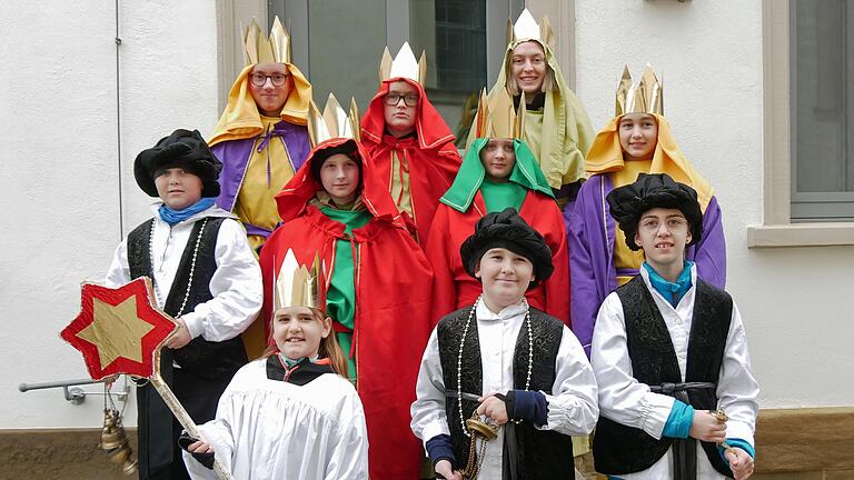 Die diesjährigen Sternsinger der Pfarrei St. Wolfgang in Hausen. Hintere Reihe (von links): Manuel Saccavino, Christoph Wendel und Elisabeth Schmitt. Mitte: Timon Sauer, Paul Stark, Emilia Jung und Emma Müller. Vordere Reihe: Hanna Hetterich, Jan Hetterich und Luisa Müller.