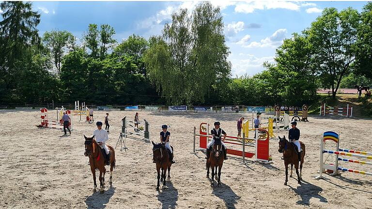 Platzierung M* Springen: Marc Krüger, Valentina Poschner, Jens Spielmann, Vera Schmitt (von links).