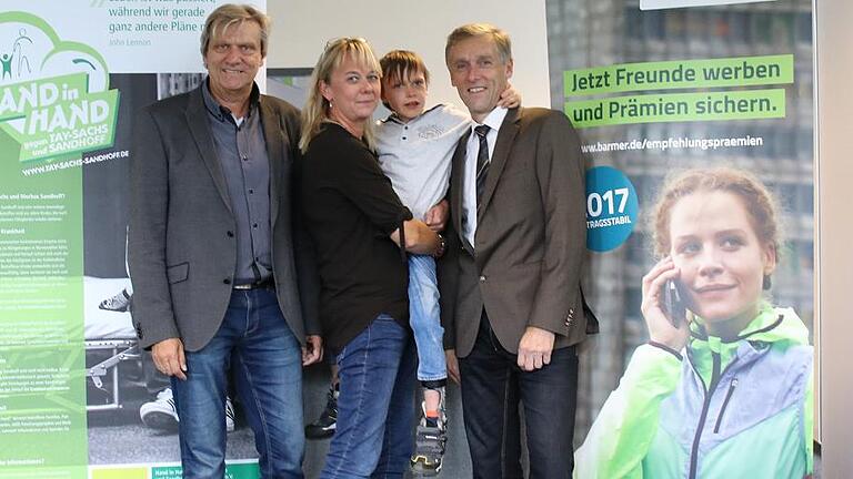 Folker Quack, Birgit Hardt und Dario vom Verein &bdquo;Hand in Hand gegen Tay-Sachs und Sandhoff in Deutschland&ldquo; danken Barmer-Regionalgeschäftsführer Dietmar Werner (rechts) für die Projektförderung einer medizinischen Konferenz für betroffene Familien und Patienten aus ganz Deutschland, zu der der Verein nach Würzburg eingeladen hat.