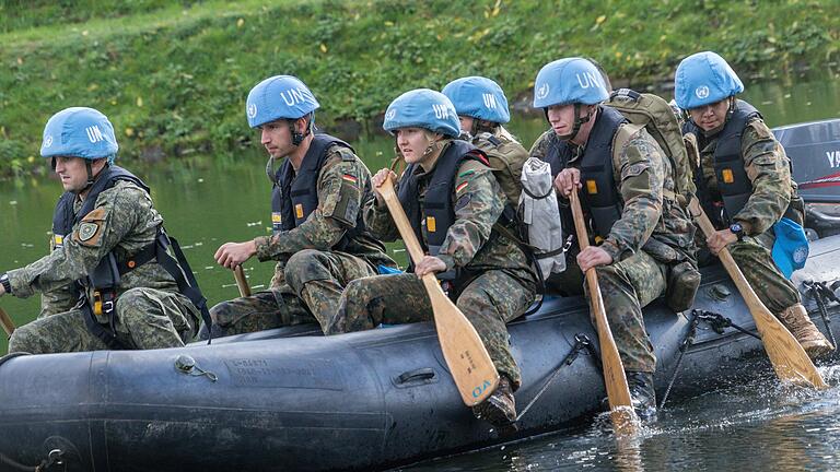 Übung der künftigen Blauhelmsoldaten der UN: Nach einem Simulierten Motorausfall mussten die Blauhelme mit Paddeln aus eigener Kraft in den Gemündener Schutzhafen zurückrudern.