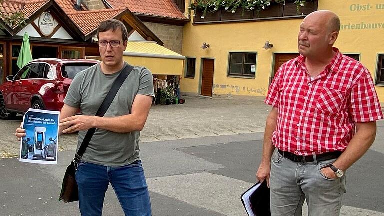 Andreas Hartung (links) vom Überlandwerk Rhön zeigte auf, wie die neue Ladesäule aussehen wird.