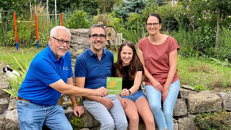 Klaus Sanzenbacher vom LBV Kitzingen (links) mit Matthias, Anne und Kathrin Ebert bei der Übergabe der Plakette für den 'Vogelfreundlichen Garten'.