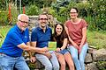 Klaus Sanzenbacher vom LBV Kitzingen (links) mit Matthias, Anne und Kathrin Ebert bei der Übergabe der Plakette für den 'Vogelfreundlichen Garten'.