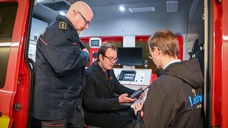 Kreisbrandmeister Andreas Geyer (links) und Christoph Graf-Hadry von der Firma Leicht Funktechnik (rrechts) erklärten dem Ersten Landesbeamten Florian Busch in der Feuerwache Bad Mergentheim die neue Technik.