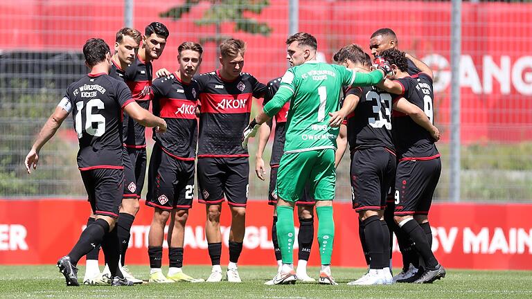 Das Bild zeigt das neue Team der Würzburger Kickers vor dem letzten Testspiel in Mainz. Ein offizielles Mannschaftsfoto können wir an dieser Stelle nicht zeigen. Aus verschiedenen Gründen, unter anderem wurden neue Trikots noch nicht geliefert, konnte dieses trotz der Anfragen aus der Redaktion bislang nicht erstellt werden.