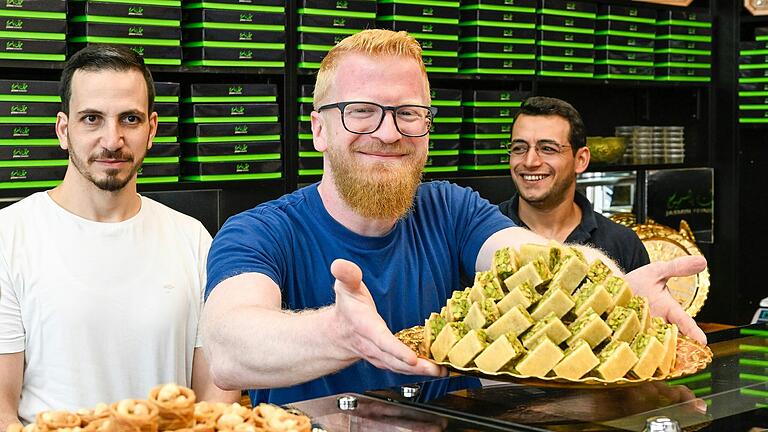 Azzat Al-Mazlum, Ahmad Mualla und Gassan Al- Adem (von links) betreiben einen Laden für arabische Süßigkeiten in der Würzburger Semmelstraße. Auf der Flucht aus Syrien sind sie Freunde geworden.