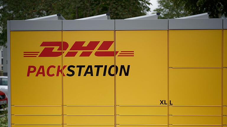 Packstation der DHL       -  Beim Paketdienstleister DHL gibt es IT-Probleme.