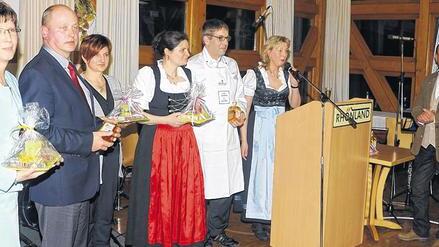 Dank für treue Mitglieder: Claus und Brigitte Vorndran (von rechts) ehrten bei der Feier zum 20-jährigen Bestehen der Wirtevereinigung &bdquo;Aus der Rhön &ndash; für die Rhön&ldquo; Ludwig Schneider, Martina Klüber-Wibelitz, Hannelore Rundell, Gerold Ditzel und Christina Hofmann.