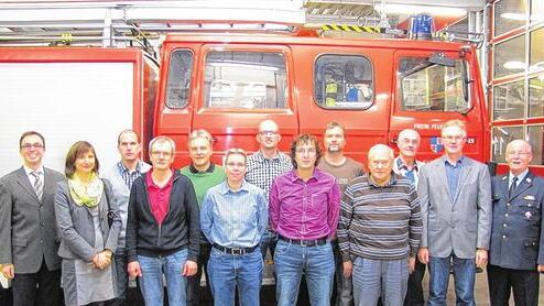 Ehrungen bei der Karlstadter Feuerwehr: (hinten, von links) Vorsitzender Alex Hofmann, Zweiter Vorsitzender Stephan Brust, Klaus Trautmann, Markus Büttner, Rainer Wicha, Eberhard Ragg; (vorne, von links) Dritte Bürgermeisterin Anja Baier, Karl-Heinz Fromm, Petra Rüb, Thomas Hofmann, Alfred Jaschinski, Kommandant Jürgen Brust und Kreisbrandrat Manfred Brust.