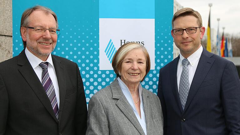Der neue Generalsekretär der Hanns-Seidel-Stiftung Oliver Jörg (rechts) mit seinem Amtsvorgänger Peter Witterauf (links) und der amtierenden Vorsitzenden Ursula Männle. Der neue Generalsekretär der Hanns-Seidel-Stiftung Oliver Jörg (rechts) mit seinem Amtsvorgänger Peter Witterauf (links) und der amtierenden Vorsitzenden Ursula Männle.