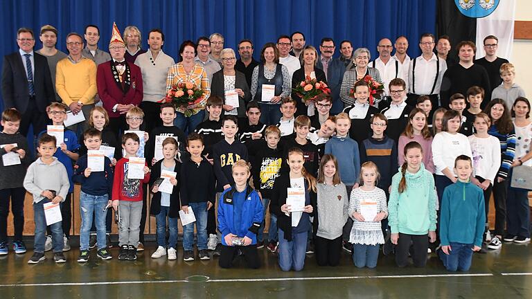 Beim Neujahrsempfang in der Aalbachtalhalle in Uettingen ehrte die Gemeinde engagierte Bürger.