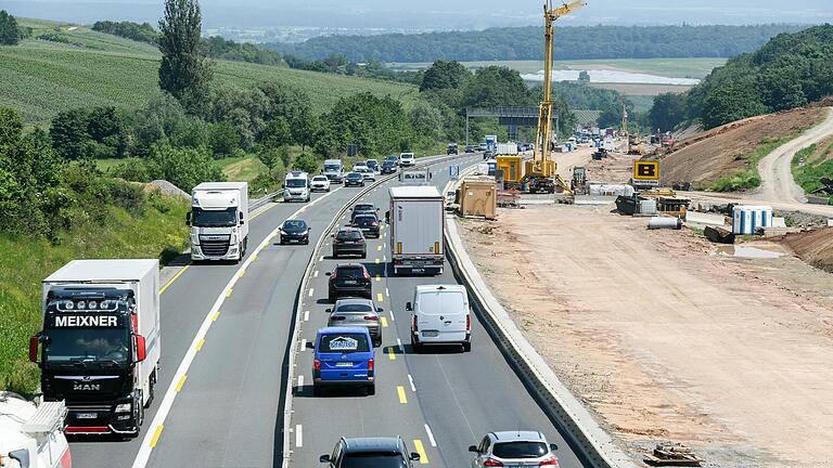 Die A 3 wird zwischen Würzburg und Nürnberg bis Ende 2025 sechsspurig ausgebaut. Hier in der Nähe des Autobahnkreuzes Biebelried.