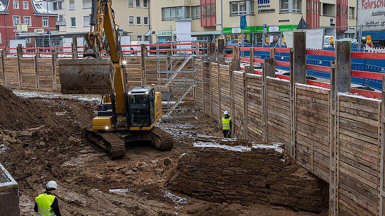 Bei der Sanierung des Theaters der Stadt Schweinfurt wurde in der Baugrube ein Stück der historischen Schweinfurter Stadtmauer gefunden. Jetzt wurde die Mauer abgerissen.